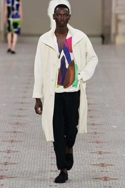 Look 32